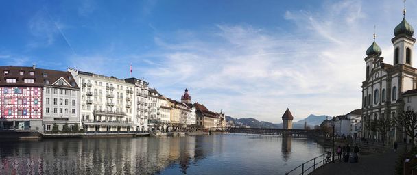 Zwitserland: de skyline van Luzern met uitzicht op de jezuïetenkerk, de watertoren en de Kapelbrug - Foto, afbeelding