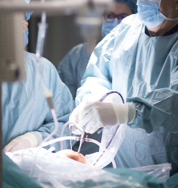 Cirujano en cirugía hospitalaria
 - Foto, Imagen