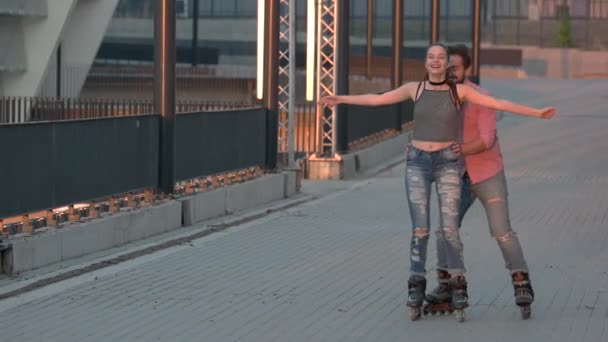 Man and woman are rollerblading. - Séquence, vidéo