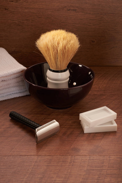 ferramentas de barbear em uma superfície de madeira
 - Foto, Imagem