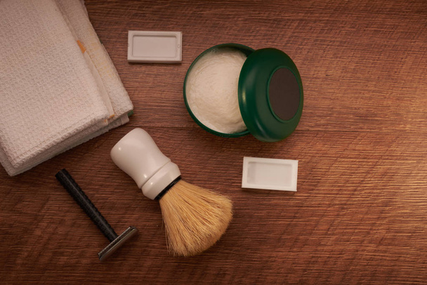 shaving tools on a wooden surface - Foto, afbeelding