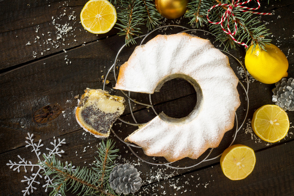 Frame met Kerstmis. Traditionele zelfgemaakte citroen cake met poppy vulling - Foto, afbeelding