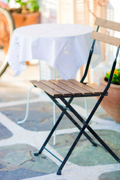 Beyaz masa sandalye yaz boş açık hava kafe Yunanistan ile - Fotoğraf, Görsel