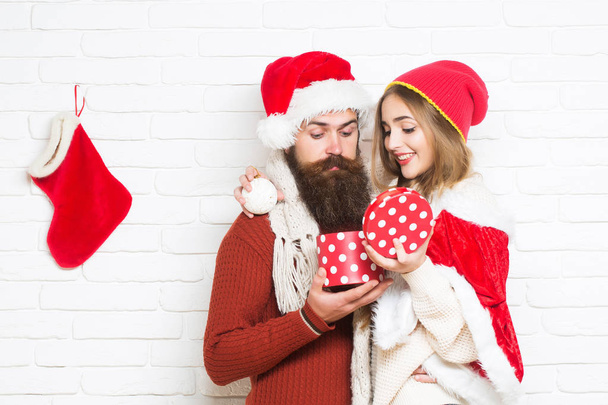 Young smiling Christmas couple - Foto, Imagen