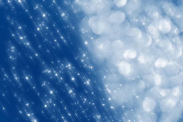 Fondo festivo de Navidad. luz azul y partículas de bokeh
 - Foto, Imagen