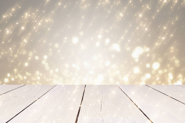 Vánoční stříbrné pozadí abstraktní s zlaté kulaté bokeh nebo kruhu třpyt světel a bílý stůl. Slouží k zobrazení nebo montáž vašich výrobků - Fotografie, Obrázek