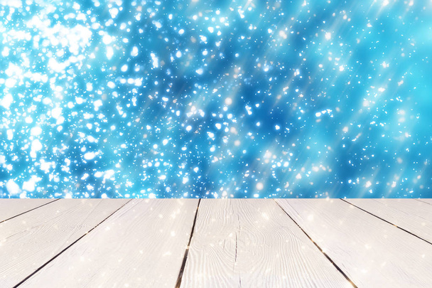 Noël abstrait fond bleu avec des lumières rondes bokeh ou cercle paillettes et table blanche. Utilisez pour afficher ou monter vos produits
 - Photo, image