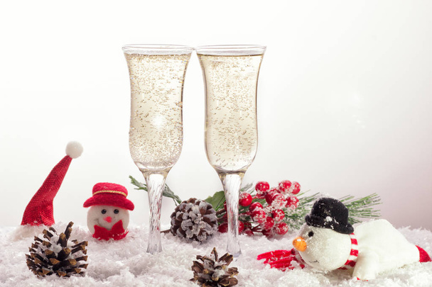Dois copos com champanhe na neve na época do Natal
 - Foto, Imagem