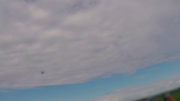 Drone com câmera voando no céu
 - Filmagem, Vídeo