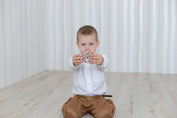 Το παιδί παίζει με μελόψωμο Πρωτοχρονιάτικο ρεβεγιόν - Φωτογραφία, εικόνα