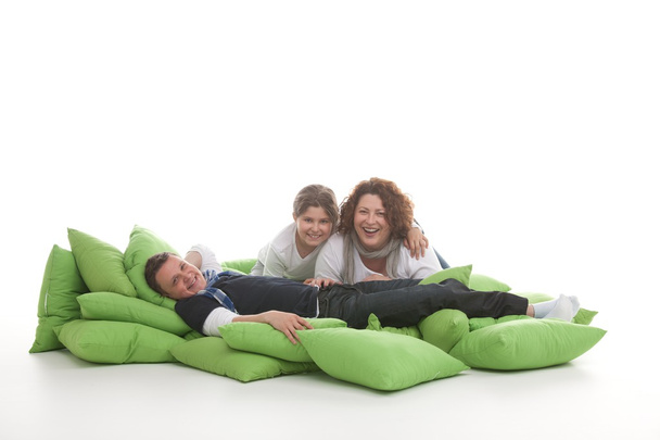 Пара с дочерью на зеленых подушках
 - Фото, изображение