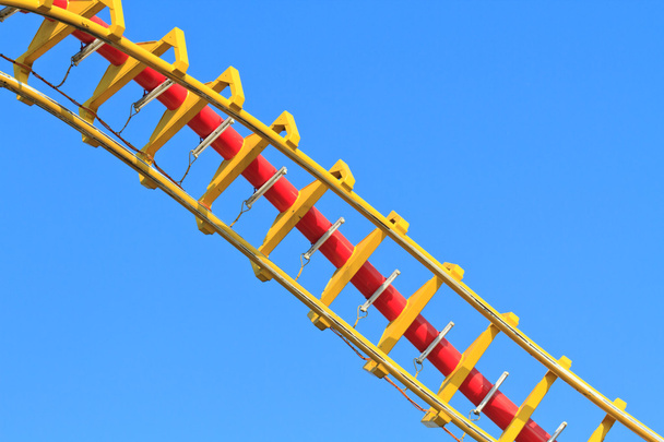 RollerCoaster (tegen blauwe hemel) - Foto, afbeelding