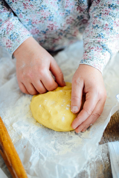Fabricación de panadería casera, galletas de jengibre de cerca. dulce de Navidad
 - Foto, Imagen