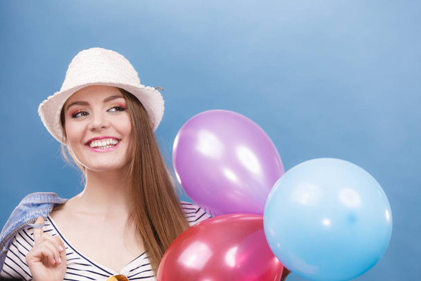Kadın yaz neşeli kız renkli balonlar ile  - Fotoğraf, Görsel