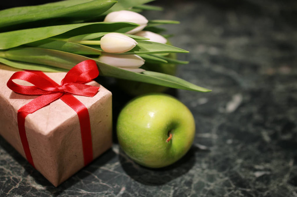 white tulip gift box green background - Фото, изображение