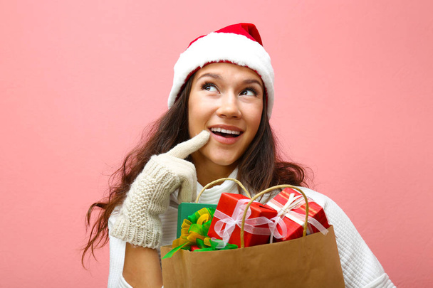 woman holding bag with Christmas gifts - Foto, afbeelding