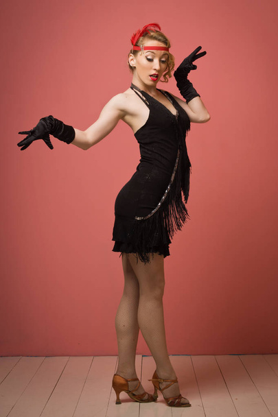 チャールストンを踊る黒のレトロなドレスでかわいい女優 - 写真・画像