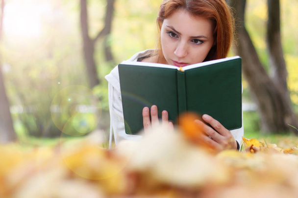 Herfst bladeren meisje boek casual - Foto, afbeelding