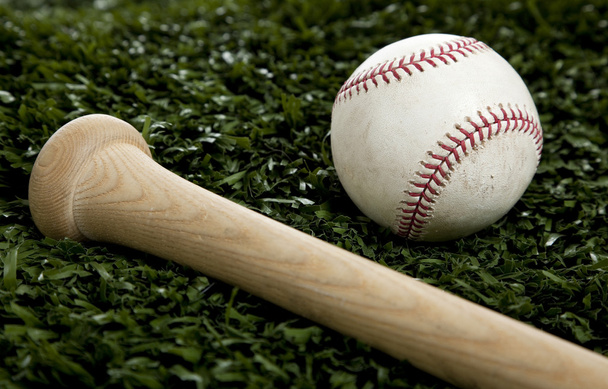 A baseball and Bat on Green Grass - Zdjęcie, obraz