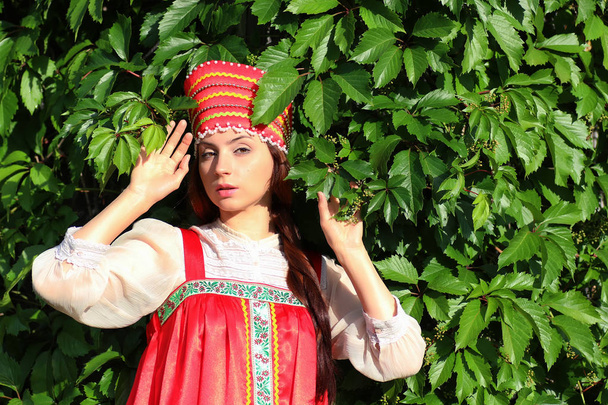 Slavische in traditionele kleding ivy muur boom - Foto, afbeelding