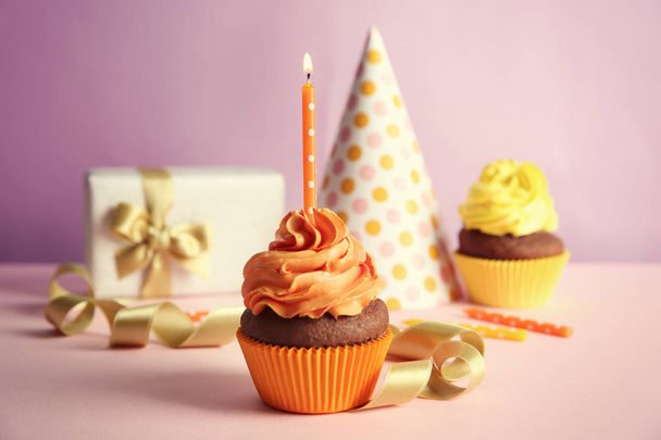 Birthday cupcakes and gift box - Фото, зображення