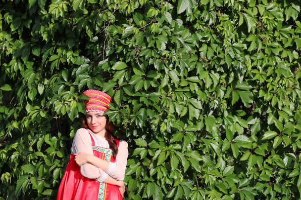 Слов'янська в традиційному одязі Плющ стіни дерево - Фото, зображення