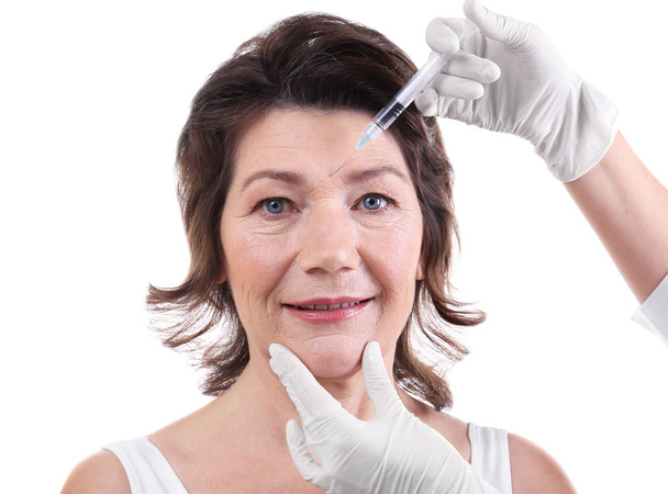 Senior woman having hyaluronic acid injection - 写真・画像