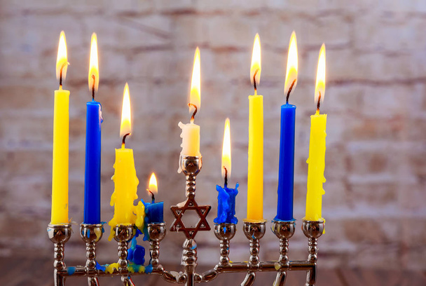 Menorah com velas para Hanukkah contra luzes desfocadas
 - Foto, Imagem