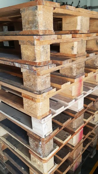 hnědé dřevěné palety pro distribuci a přepravu výrobků ve skladu - Fotografie, Obrázek