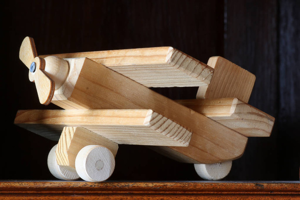 aeroplano giocattolo di legno sul tavolo
 - Foto, immagini