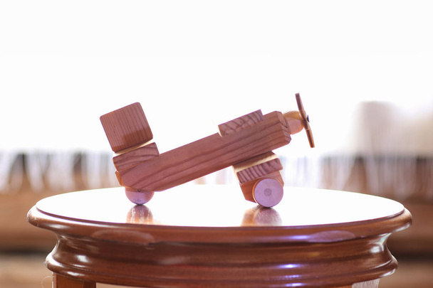 drewniana zabawka samolot na stole - Zdjęcie, obraz