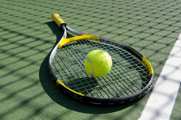 Tennis Racket and ball on white - Foto, imagen