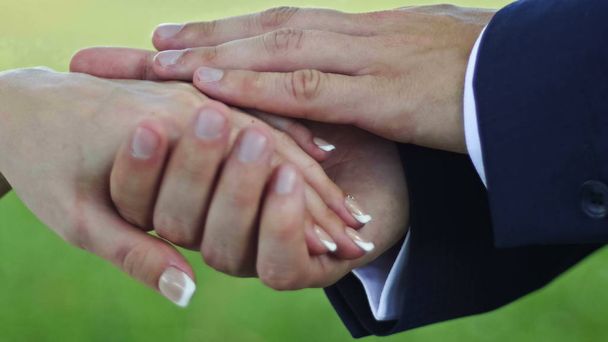 Руки нареченого і нареченої, на відкритому повітрі, крупним планом
 - Фото, зображення