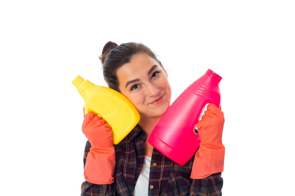 jeune femme de ménage avec des nettoyants
 - Photo, image
