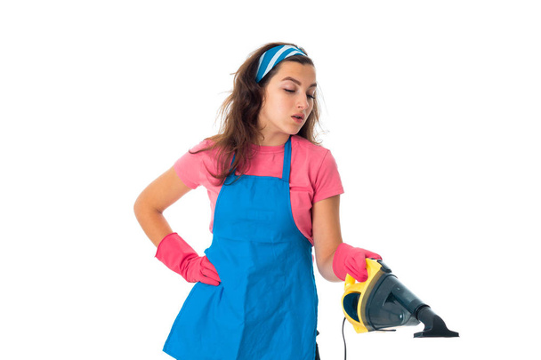 jeune femme de ménage avec des nettoyants
 - Photo, image
