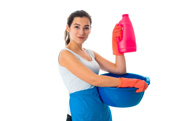 νεαρή καθαρίστρια γυναίκα με καθαριστικά - Φωτογραφία, εικόνα