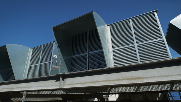 Système de ventilation sur le toit d'un bâtiment industriel. Nettoyage de l'air dans de grands espaces à l'aide de conceptions de tuyaux ondulés et de la climatisation à l'intérieur des locaux
. - Séquence, vidéo