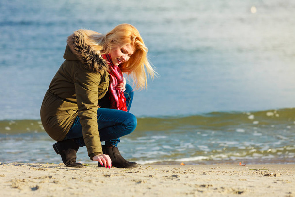 Woman relaxing on beach, cold day - Foto, Bild