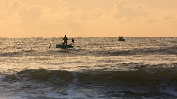 coráculos de pesca no mar, barcos tribais na vila piscatória
 - Foto, Imagem