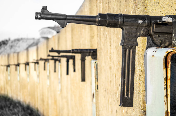 alt makineli tüfek hendek duvar - Fotoğraf, Görsel