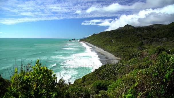 Tasman Denizi plajında dalgalardan - Video, Çekim