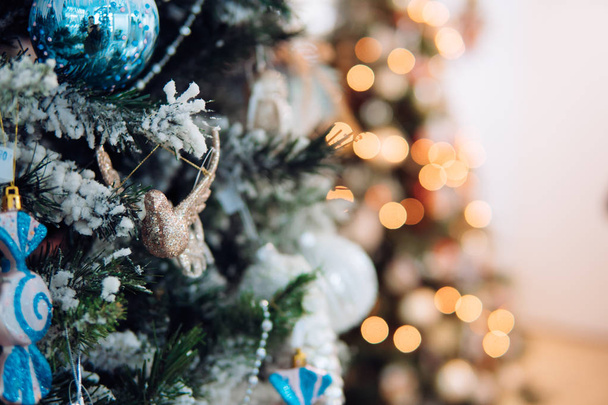 Oyuncak dolu Noel ağacı dalı - Fotoğraf, Görsel