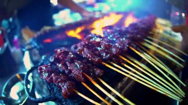  Kuřecí satay vaření na otevřeném ohni - Záběry, video