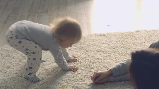 Mother plays with daughter on the floor - Footage, Video
