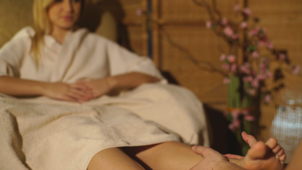 schöne kaukasische Blondine tun eine Fußmassage - Filmmaterial, Video