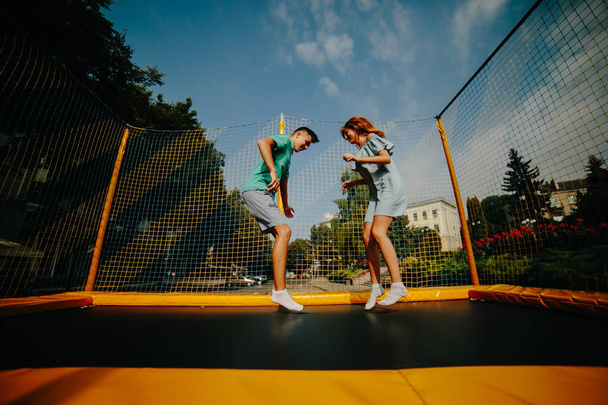Pár jumping a trambulin-a parkban - Fotó, kép
