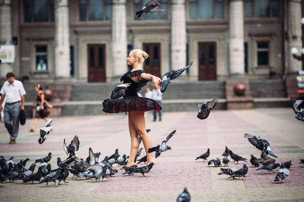 Балерина позує серед птахів - Фото, зображення
