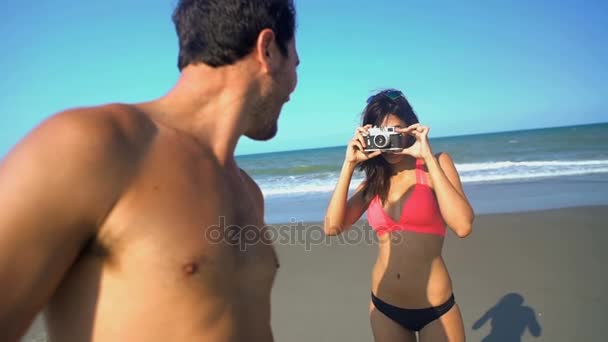pareja divirtiéndose tomando una foto
  - Metraje, vídeo