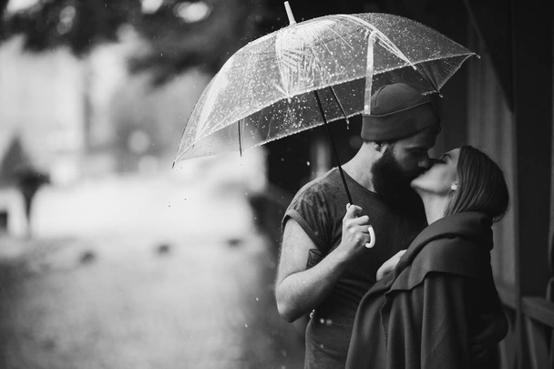 chico y la chica besándose bajo un paraguas
 - Foto, imagen