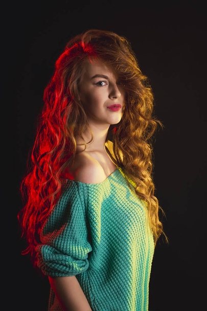 Gölgelerin içinde poz kıvırcık saçlı güzel genç kadın - Fotoğraf, Görsel
